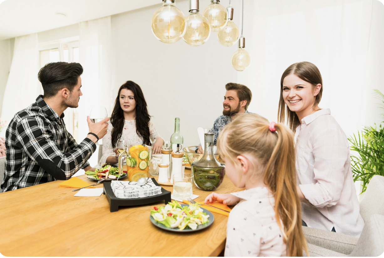 Kebahagiaan Bersama di Meja Makan Rumah
